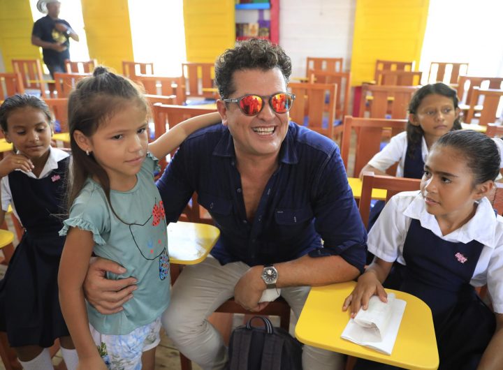 Fotografía del 5 de diciembre de 2022 que muestra al cantante colombiano Carlos Vives, mientras posa junto a un grupo de niños en la escuela de Buena Vista, departamento de Magdalena (Colombia). EFE/ Carlos Ortega