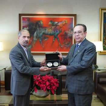 El presidente de Efemérides Patrias, Juan Pablo Uribe y del gobernador del Banco Central, Héctor Valdez Albizu.