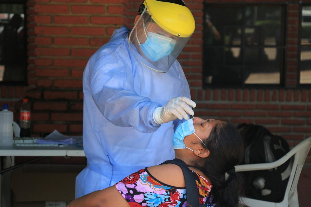 Una persona se realiza una prueba PCR o antígeno nasal en Santa Cruz (Bolivia), en una fotografía de archivo. EFE/Juan Carlos Torrejón