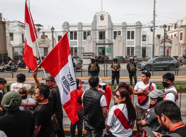 Manifestantes permanecen a las afueras de la Prefectura donde se encuentra el presidente Pedro Castillo hoy, en Lima (Perú). EFE/Aldair Mejía