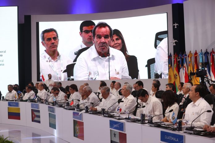 El secretario general iberoamericano, Andrés Allamand (en pantalla), fue registrado este sábado, 25 de marzo, al intervenir durante la sesión plenaria de la XXVIII Cumbre Iberoamericana de Jefes de Estado y de Gobierno, en Santo Domingo (República Dominicana). EFE/Orlando Barría