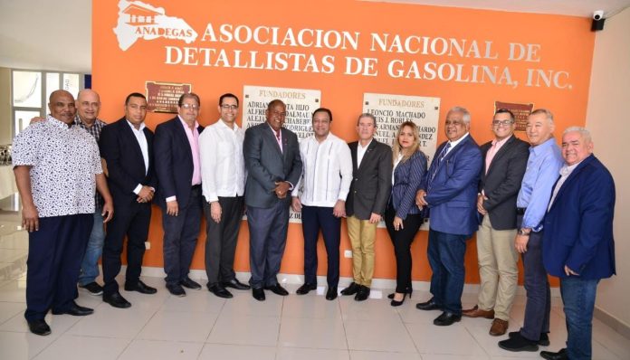 Abel Martínez sostiene encuentro con detallistas de gasolina