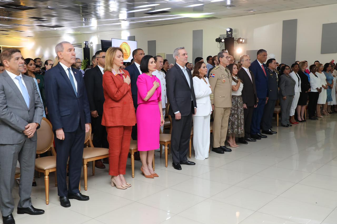 Foto general del evento donde se ve al presidente Luis Abinader junto a la primera dama, Raquel Arbaje.