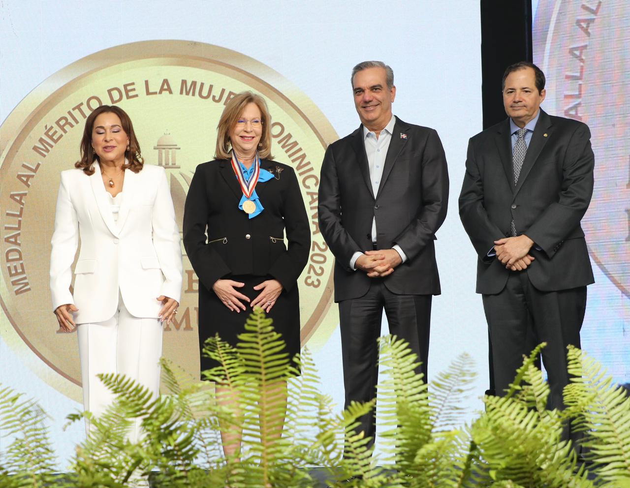 El presidente Luis Abinader junto a una de las galardonadas y la ministra de la Mujer, Mayra Jiménez.