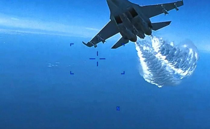 Imagen captada por EEUU del incidente de un caza ruso y un dron estadounidense. EFE/EPA/US Air Force video / HANDOUT HANDOUT EDITORIAL USE ONLY/NO SALES